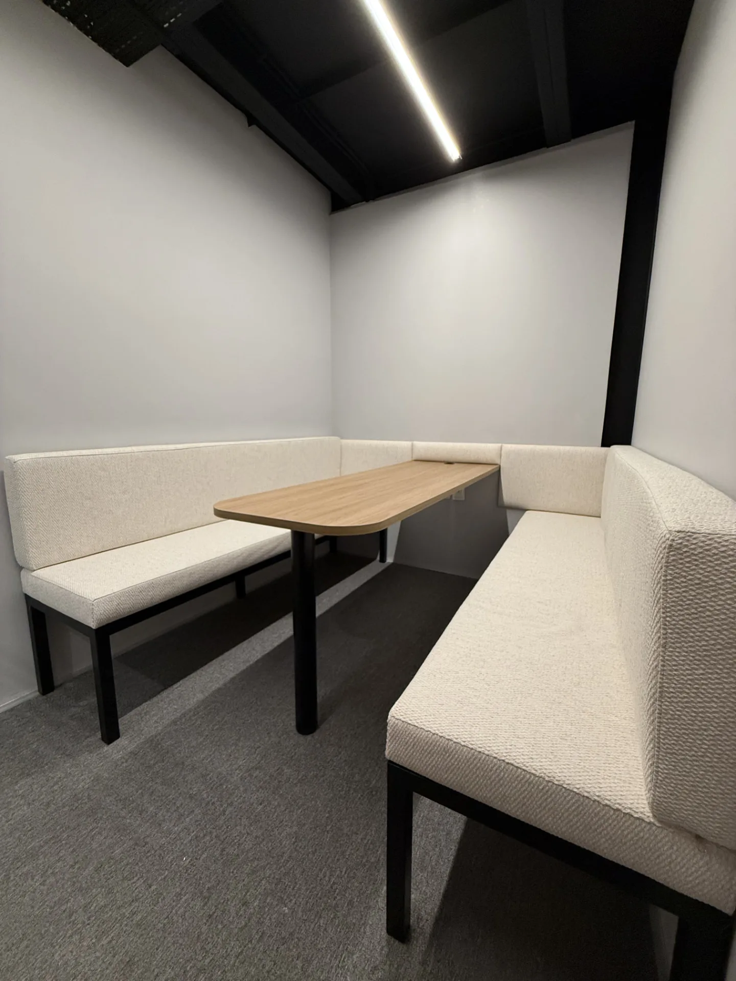 Cabine reservada para reuniões rápidas e chamadas
