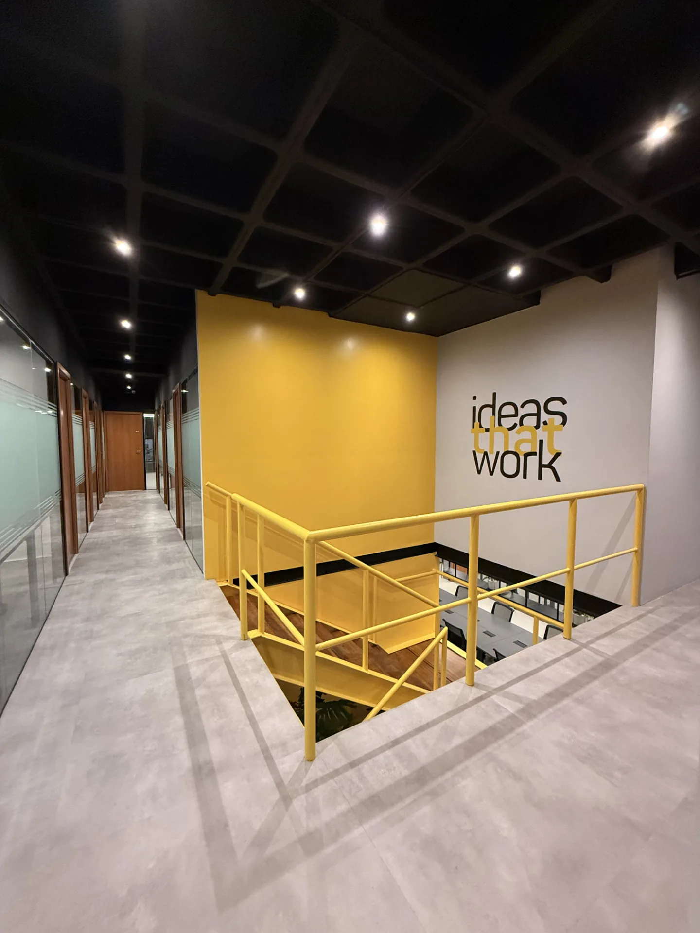 Corredor de salas privativas com parede amarela ideas that work